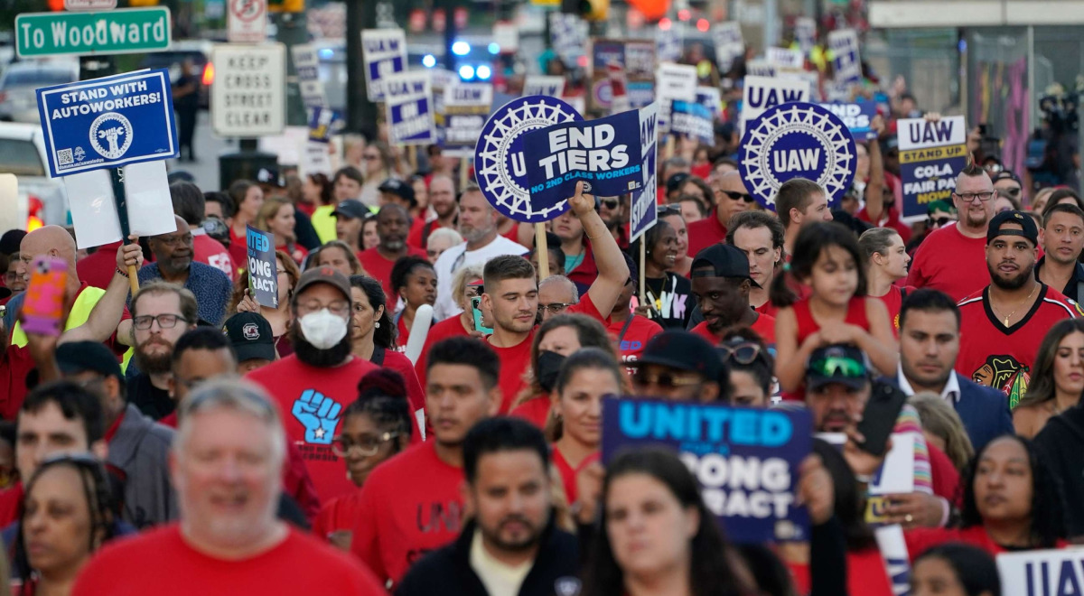 UAW Ford GM Stellantis
