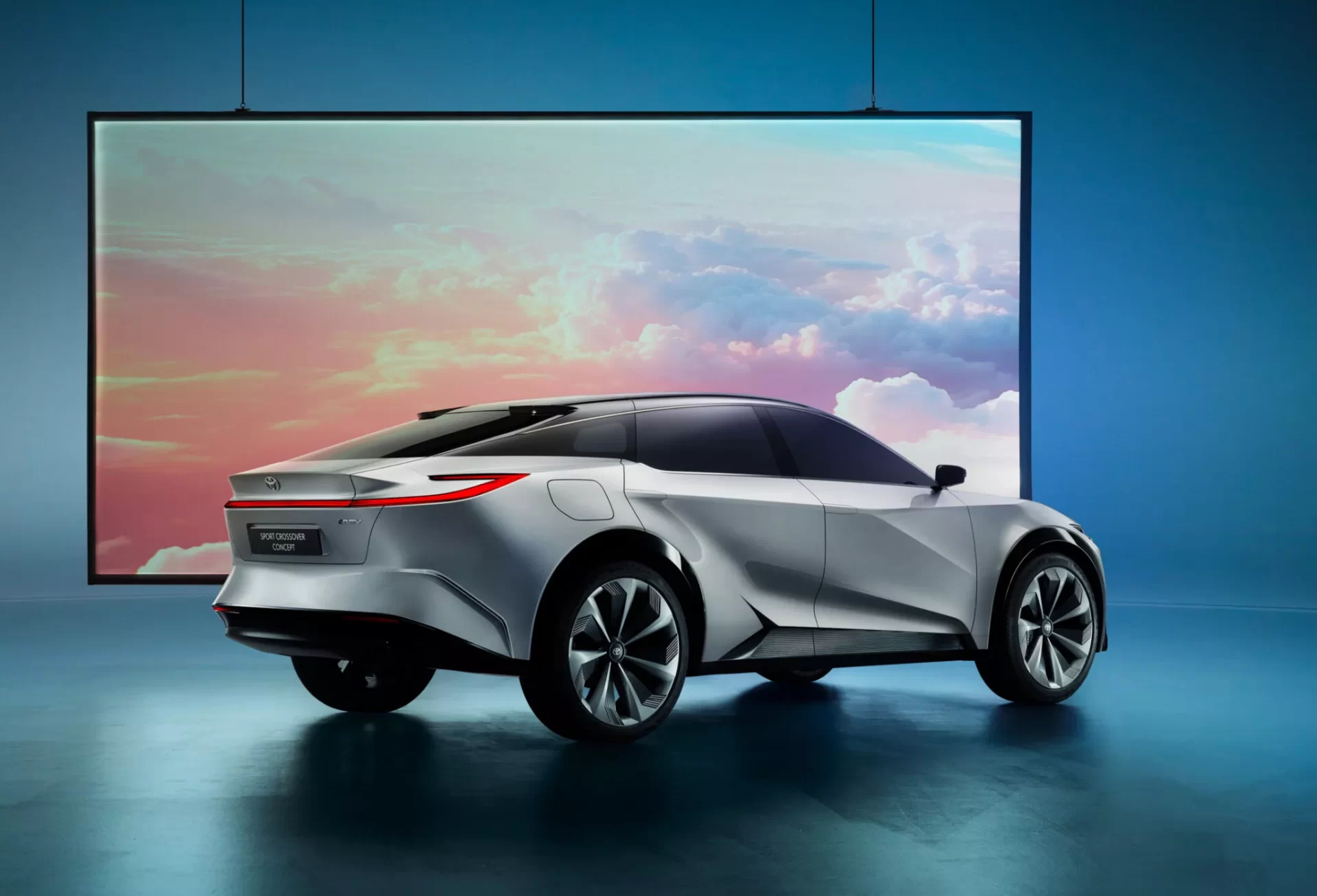 Toyota најави нови ЕВ за Европа со Sport Crossover и Urban SUV концептите