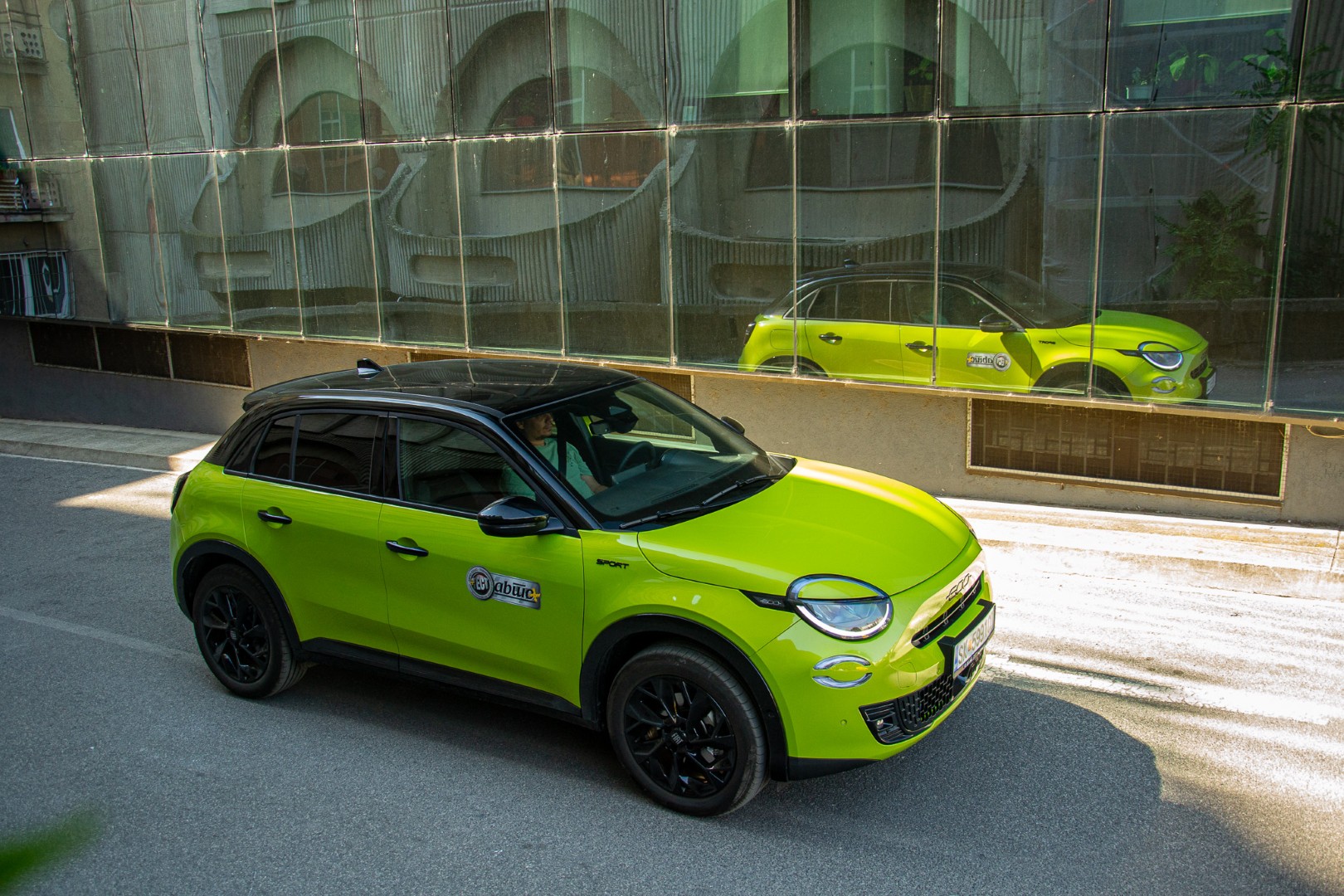 Тест Fiat 600 1.2 Hybrid 136 AT Sport: Кога стилот добива спортски карактер