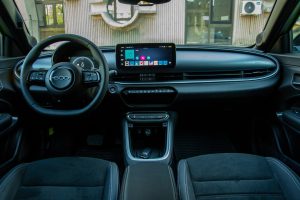 Тест Fiat 600 1.2 Hybrid 136 AT Sport: Кога стилот добива спортски карактер