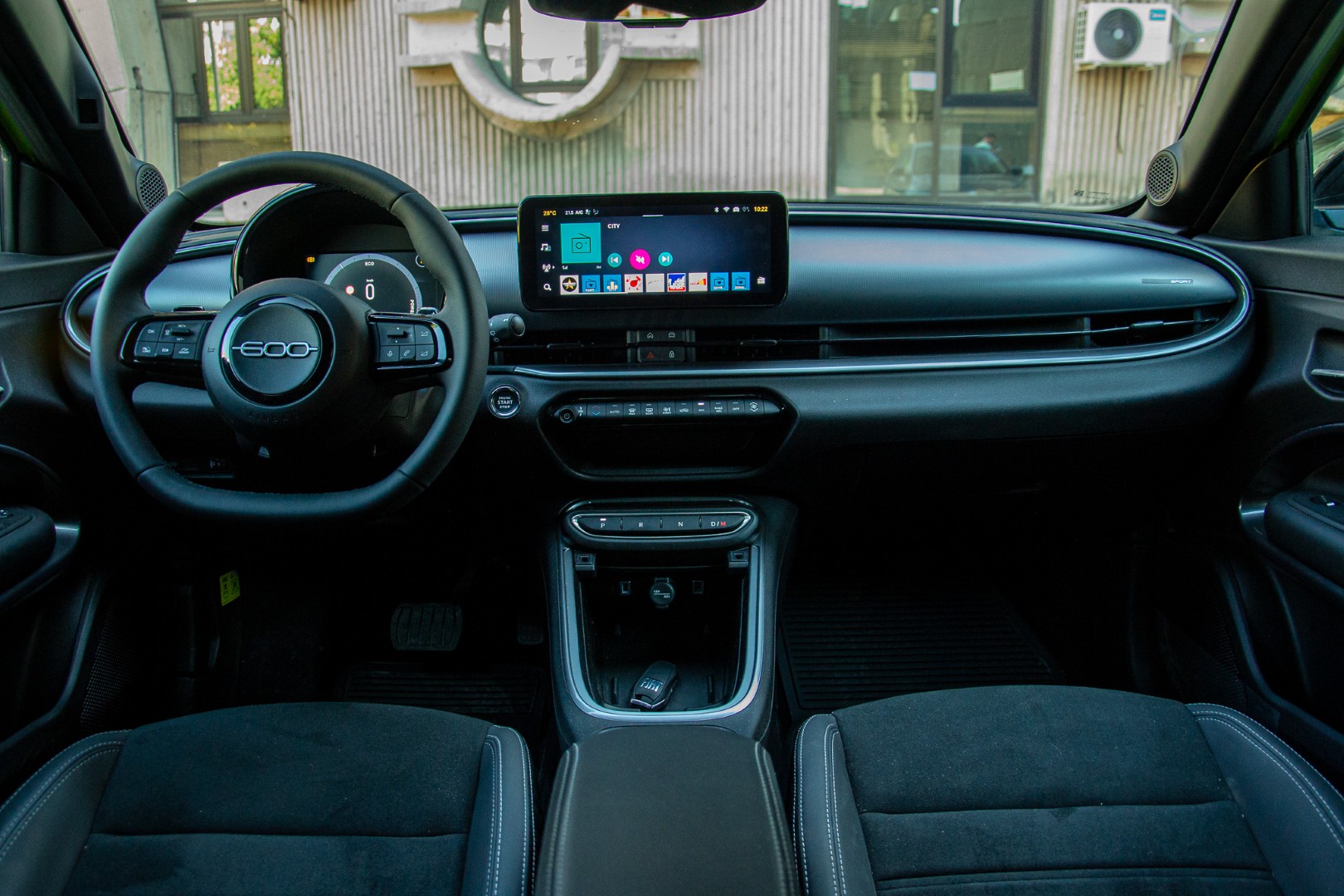 Тест Fiat 600 1.2 Hybrid 136 AT Sport: Кога стилот добива спортски карактер