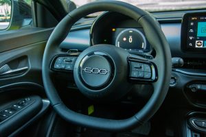 Тест Fiat 600 1.2 Hybrid 136 AT Sport: Кога стилот добива спортски карактер
